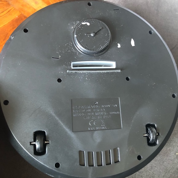 Clean robot , uses batteries maybe used it about once . - Picture 4 of 4